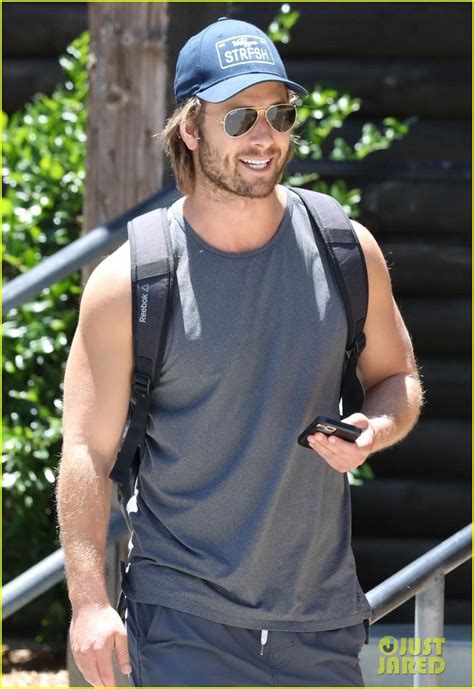 'Top Gun' Star Glen Powell Looks Buff While Heading to a Workout in ...