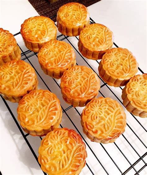 Traditional Baked Mooncakes | Mooncake recipe, Moon cake, Food