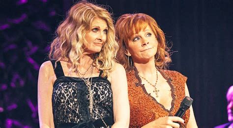 Reba McEntire & Linda Davis Reunite For Surprise Duet Of ‘Does He Love You’ | Country Rebel