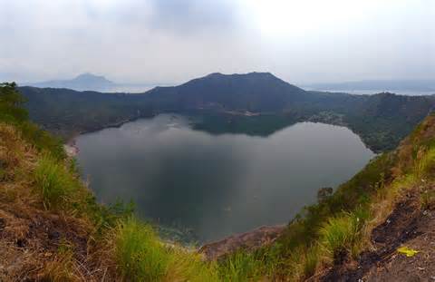 File:1 taal volcano crater lake 2011.jpg - Wikimedia Commons
