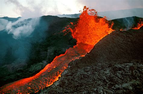 Why Two Volcanoes in Hawaii Are So Close, but So Different - The New ...