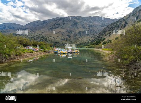 Tretboot auf dem Kournas-See bei Georgioupoli, Kreta, Griechenland, Europa | pedal boats at Lake ...