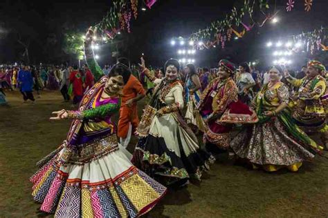 What happens during Navratri in Gujarat? - travelseewrite