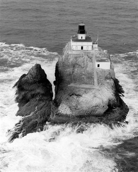 Pictures Tillamook Rock Lighthouse - Tilly, Seaside Oregon