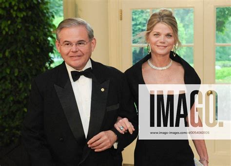 Sen Bob Menendez (D NJ) and Gwendolyn Beck arrive for the State Dinner ...