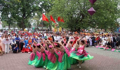 Foreign Tourists Enjoy The Street Festival In Hue | Vietnam Times