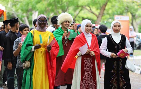 Pakaian Tradisional Lintas Benua Jadi Daya Pukau Parade Internasional ...