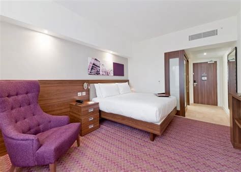 5 BEST HOTELS near GATWICK LONDON AIRPORT