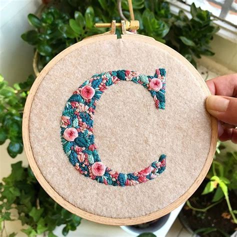 Primaverales letras bordadas de Defne Güntürkün - Esto no es arte | Embroidery stitches tutorial ...