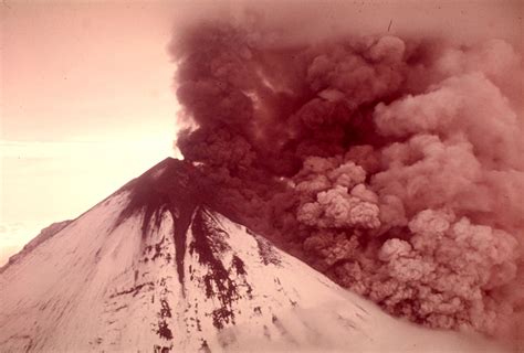 File:1975 Pavlof volcano eruption, Alaska (1182883978).jpg - Wikimedia Commons