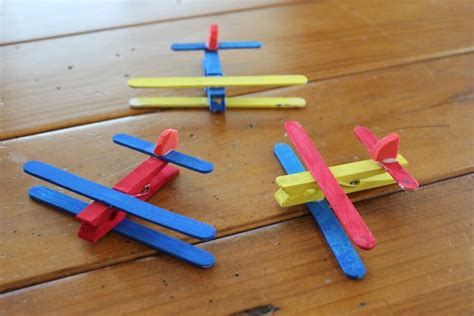 Basteln mit Jungs flugzeug-wascheklammer-eisstiele-bunte-farben Kids ...