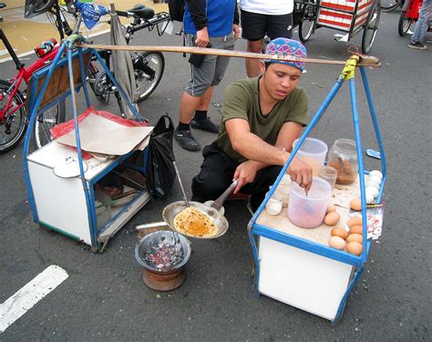 Kerak Telor vendor on Jakarta street. Kerak Telor is traditional Betawi spicy omelette dish ...