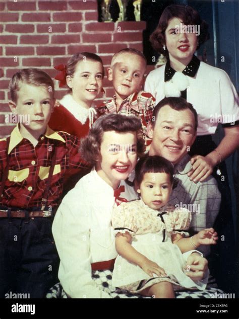 ROY ROGERS (1911-1998) con su esposa Dale Evans con su familia alrededor de 1951. Dale tiene ...