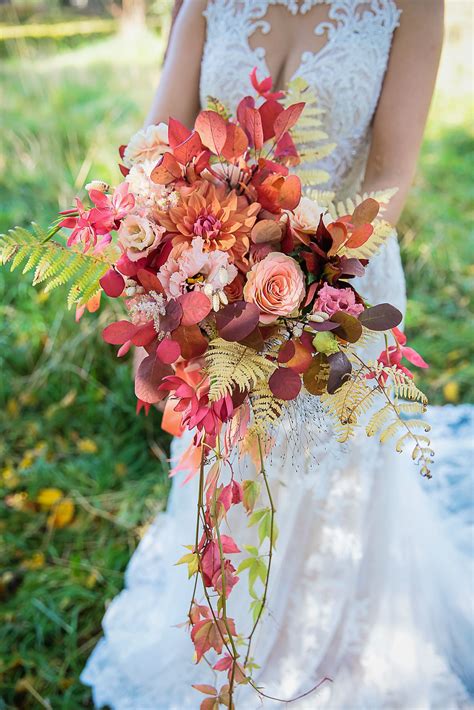 Autumn bridal bouquet in loose, natural style | Bridal bouquet fall, Bridal bouquet, Wedding flowers