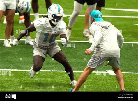 Miami Dolphins wide receiver Tyreek Hill (10) runs drills during ...