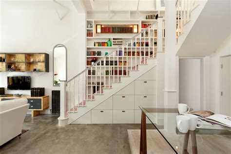 13 Stylish Ways to Decorate Stairway Walls