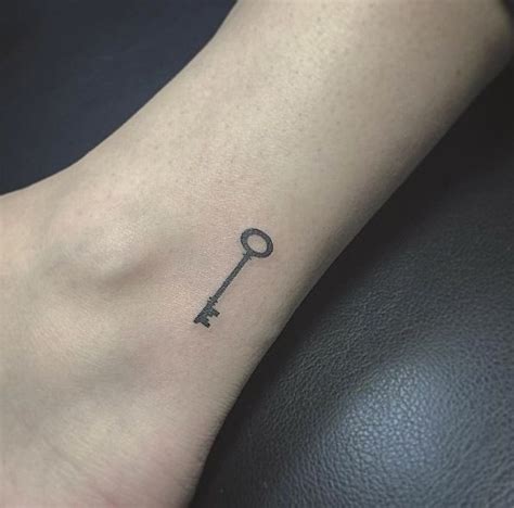 Pin by Isa Mendes on ideias 005 | Key tattoos, Small key tattoos, Key ...