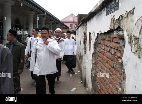 SURABAYA - INDONESIA, 23 JUNE 2013 : Pilgrims visit the Tomb of Sunan ...