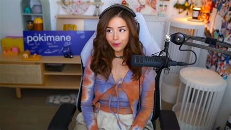 Pokimane panique après un dysfonctionnement accidentel de sa garde-robe sur le flux Twitch ...