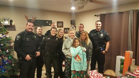 Simi Valley officers bring Christmas cheer to mom, 2 kids after burglars steal gifts - ABC7 Los ...