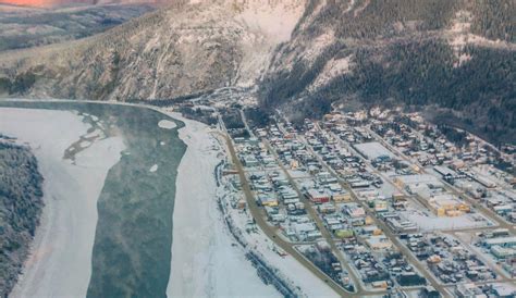 'It's bizarre': Dawson City ice bridge stalled by open water in Yukon River | CBC News