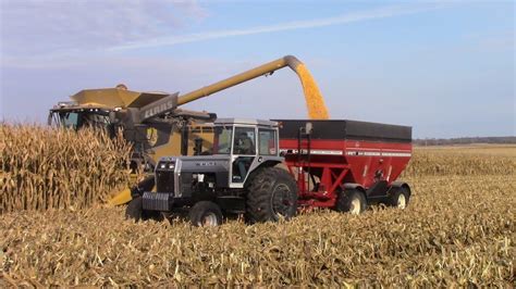 Iowa Corn Harvest with Big Tractor Power - YouTube