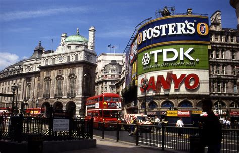 File:Piccadilly circus 1992 07.jpg - Wikimedia Commons