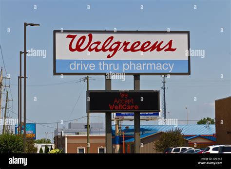 Walgreens pharmacy drugstore hi-res stock photography and images - Alamy