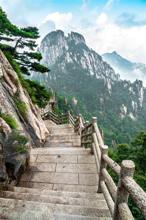 Huangshan mountain path stock image. Image of china, forest - 25310225