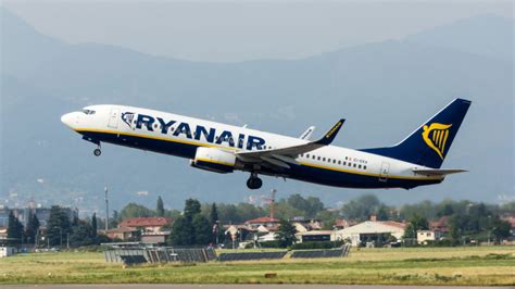 Ryanair Boeing 737 landing gear penetrates wing upon retraction ...