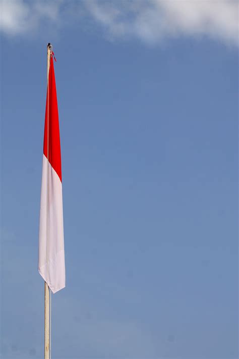 Bendera Merah Putih Di Tiang Listrik - IMAGESEE