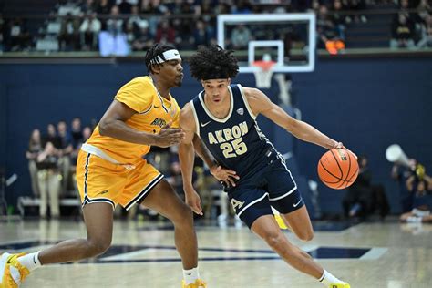 Akron men's basketball replay | MAC-leading Zips roll past Central ...