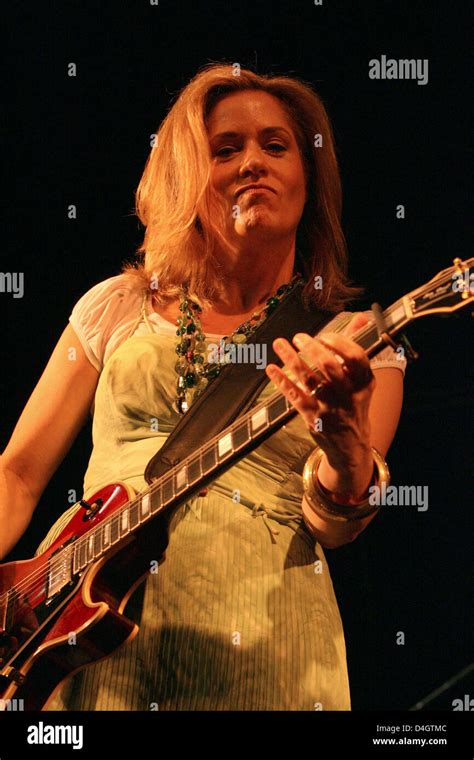 Singer guitarist vicki peterson us hi-res stock photography and images - Alamy