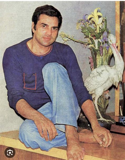 Found a young picture of Dharmendra. Doesn’t he look like Abhay Deol here? : r/BollyBlindsNGossip