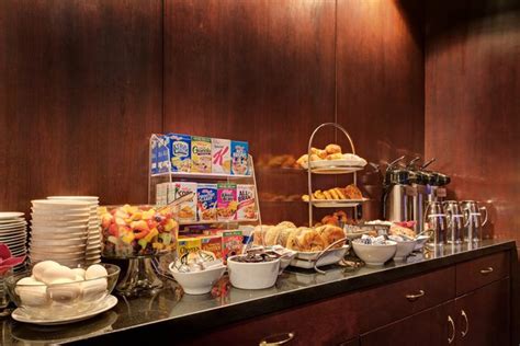 20 Best Free Hotel Breakfasts in America | Cheapism.com