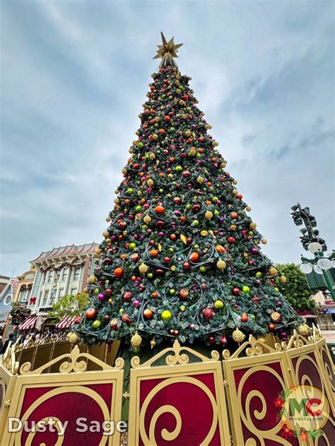 Hong Kong Disneyland town square christmas tree - MiceChat