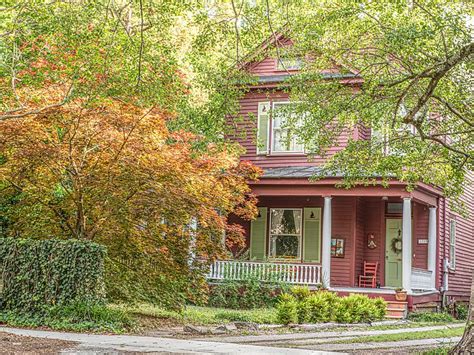 Adorable! Circa 1914 in New Bern, North Carolina. $155,000 - The Old House Life