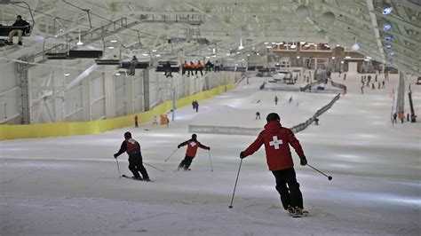 Long awaited indoor ski slope debuts at NJ megamall