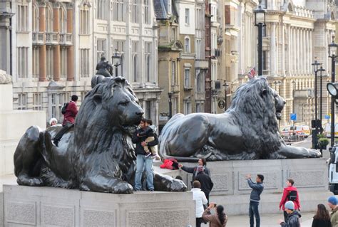 Trafalgar Square Lions - Bob Speel's Website