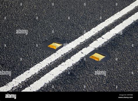 Road reflectors hi-res stock photography and images - Alamy