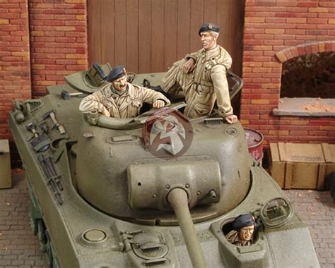 Royal Model 1/35 British Sherman Firefly Tank Crew WWII (3 Figures ...