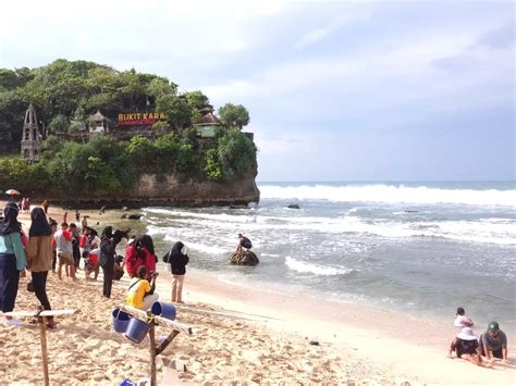 Pantai Indrayanti: Pantai dengan Tebing Karang yang Indah - Pasar Kota ...