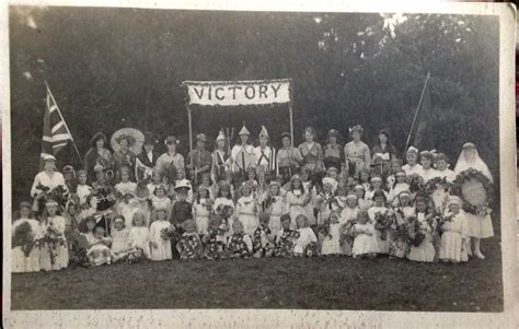 Photos of the celebrations of the end of the First World War | Collectors Weekly