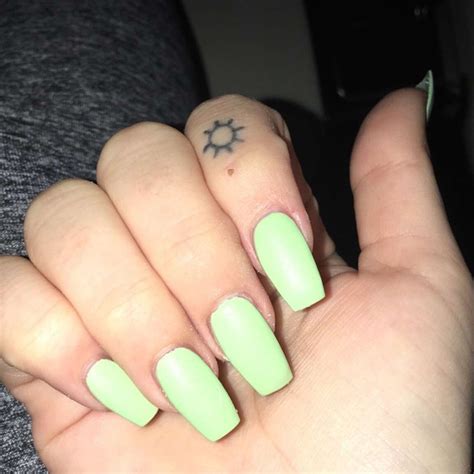 light green matte spring coffin nails Pink Tip Nails, Neon Green Nails, Mint Nails, Green ...