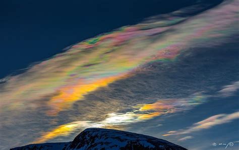 Iridescent Clouds: The Science Behind The Rainbow-Colored Phenomena (Video) - Cultura Colectiva