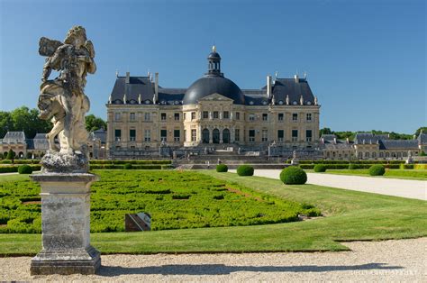 🌸 Gardens of Château Vaux-le-Vicomte • This is the perfect “mise en ...