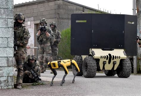 Boston Dynamics robot used in French military training in combat ...