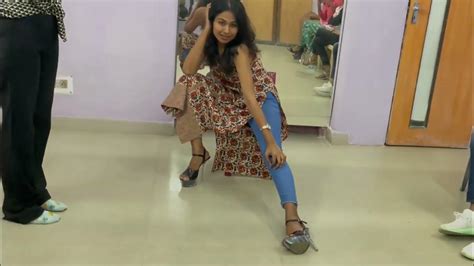 Ramp Walk & Poses | Modeling Classes In Kolkata | l Zebra Institute - YouTube