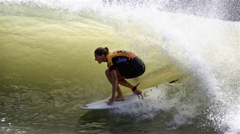 Surfing news - Stephanie Gilmore wins seventh world surfing title in Maui - Eurosport