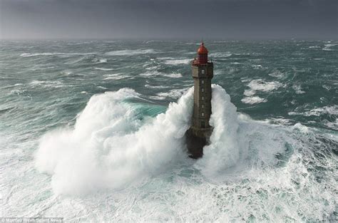 Lights out! Lighthouse is swamped by 160ft waves | Imágenes de faros, Ola, Paisajes